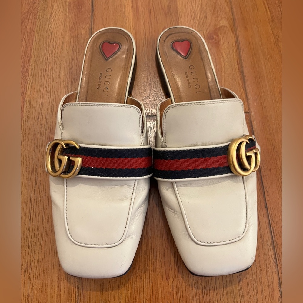 Gucci Women's White Leather Mules with Gold Accent
100% AUTHENTIC!
